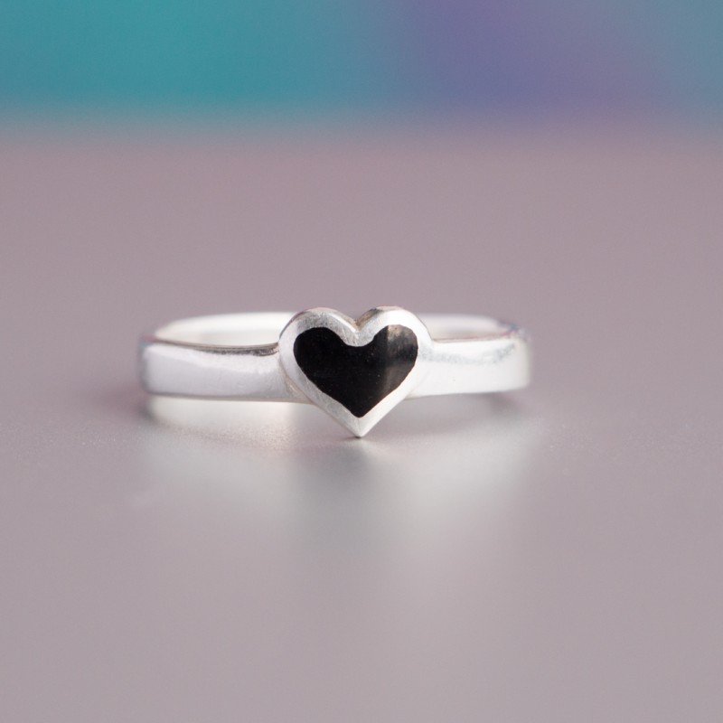 Кольцо черное «Сердечко»